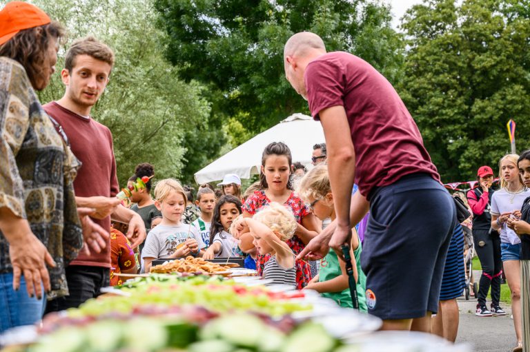 VRIJDAG IN DE BUURT