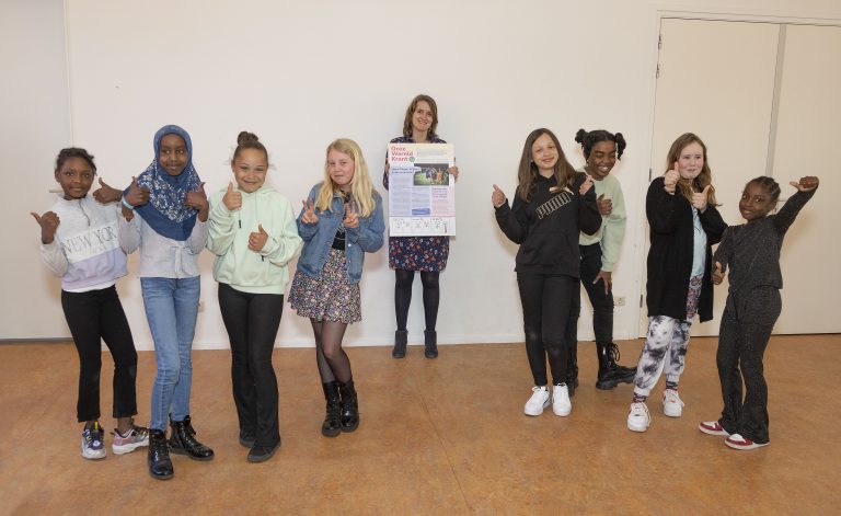 Wijkwethouder Carine Bloemhoff ontvangt eerste kinderkrant