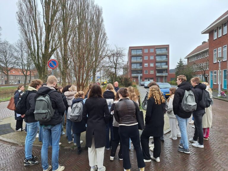 Eerstejaarsstudenten geneeskunde analyseren Groningse Indische Buurt